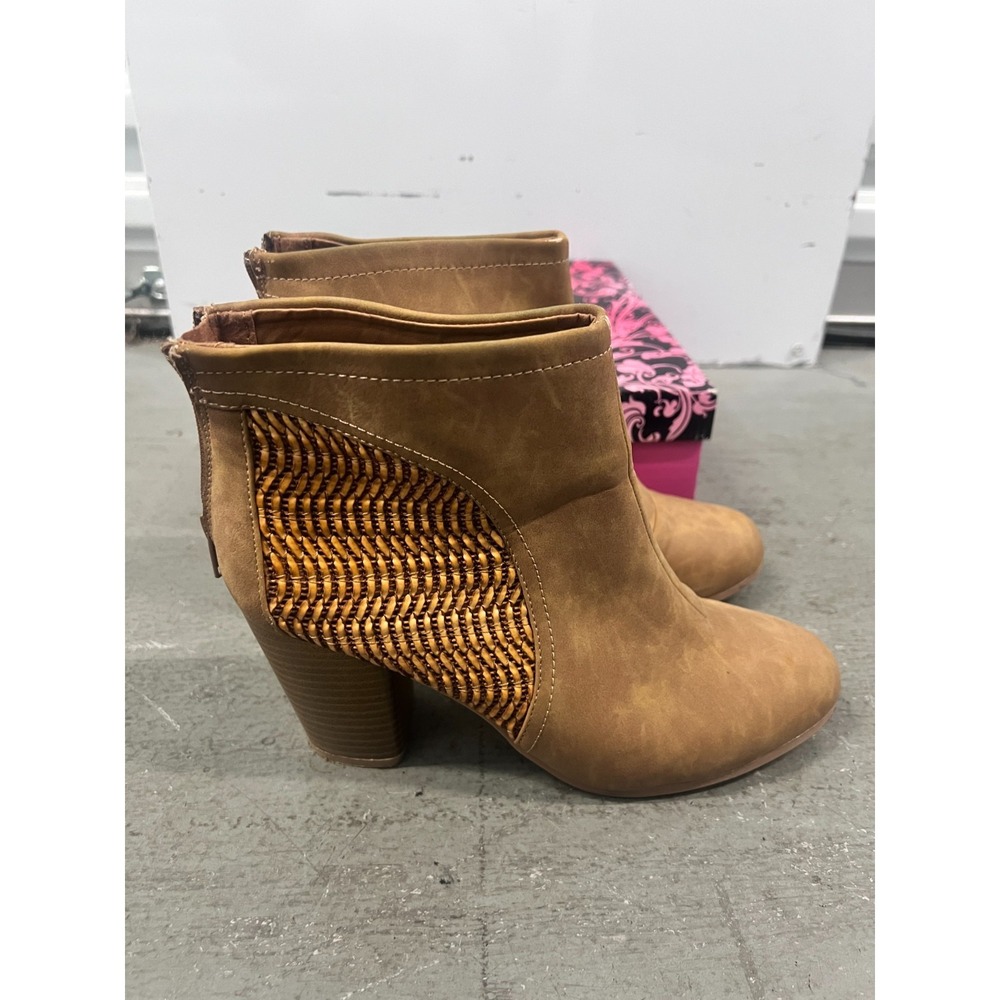Qupid Sake-32 Boots Womens US 10 Camel Faux Leather Block Heel Ankle Bootie